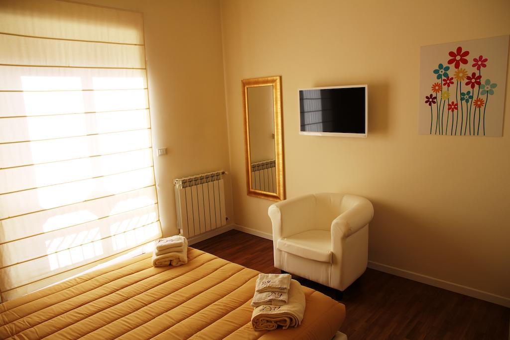 Domus Yenne Suites Κάλιαρι Δωμάτιο φωτογραφία